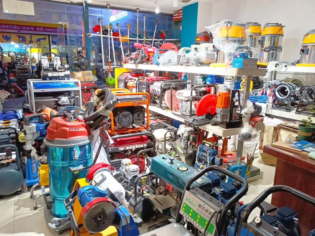 花花五金機電鑫港電器城西大正門北邊的那個通道靠大西邊c區(qū)12